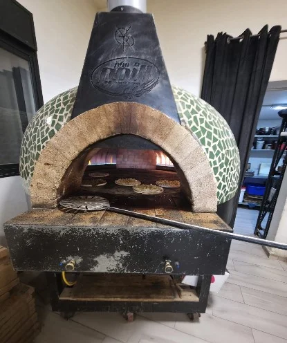 תנור פיצה עצים של מאפייה בשירות קידמה